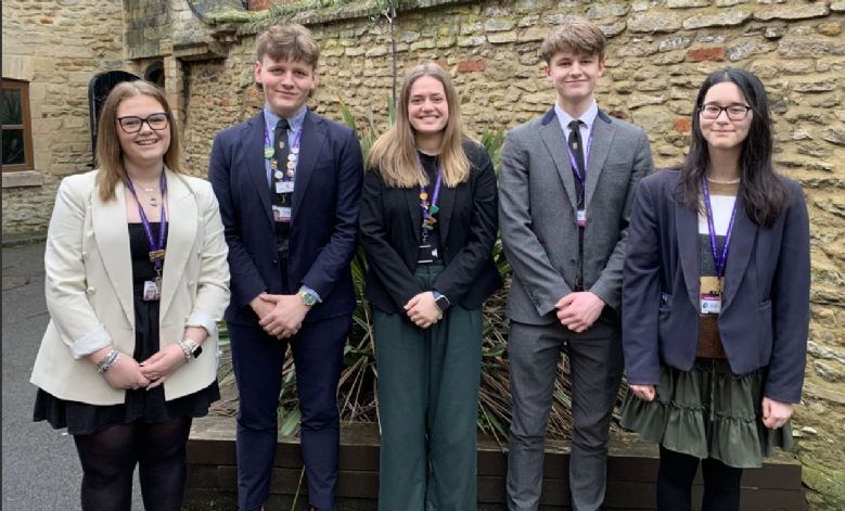 Oxbridge hopeful male and female sixth form students 